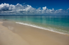 Klares Wasser, weißer Sand