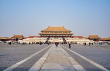 Große Plätze, überdimensionale Tempel