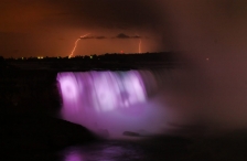 Niagarafälle nachts (mit Blitzeinschlag)